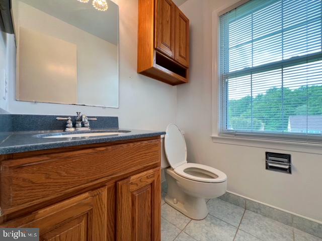 212 Farmgate Lane Silver Spring, MD 20905 - Photo 22 of 33 Upstairs Hall Bathroom