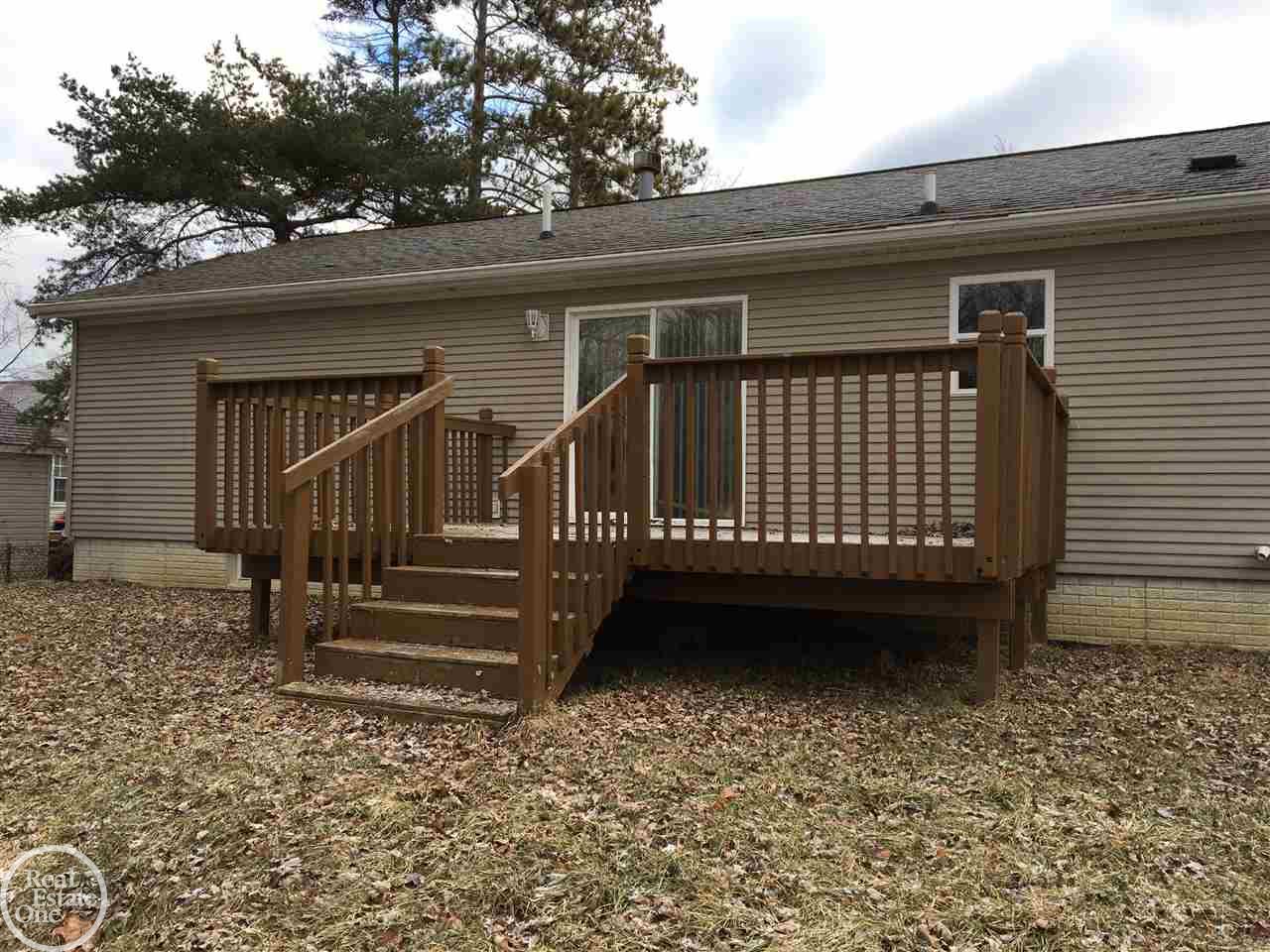 2711 Michigan Road Port Huron, MI 48060 - Photo 6 of 31 31312577-5.JPG