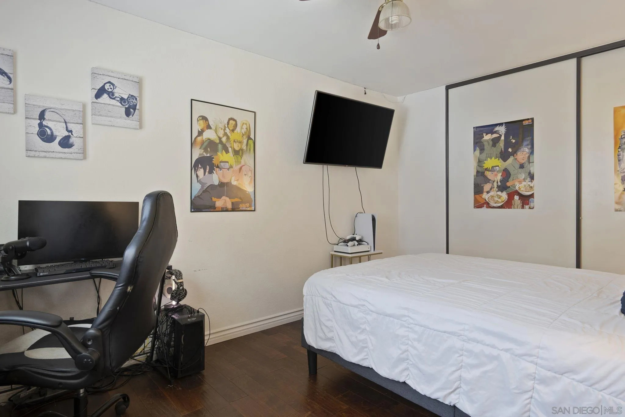 6561 Corte Cisco Carlsbad, CA 92009 - Photo 24 of 36 a bedroom with a workspace