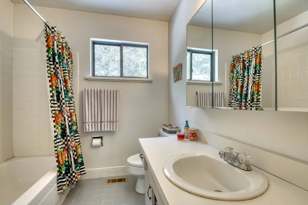 $25,000 | Undisclosed Address, East Hampton, NY 11937