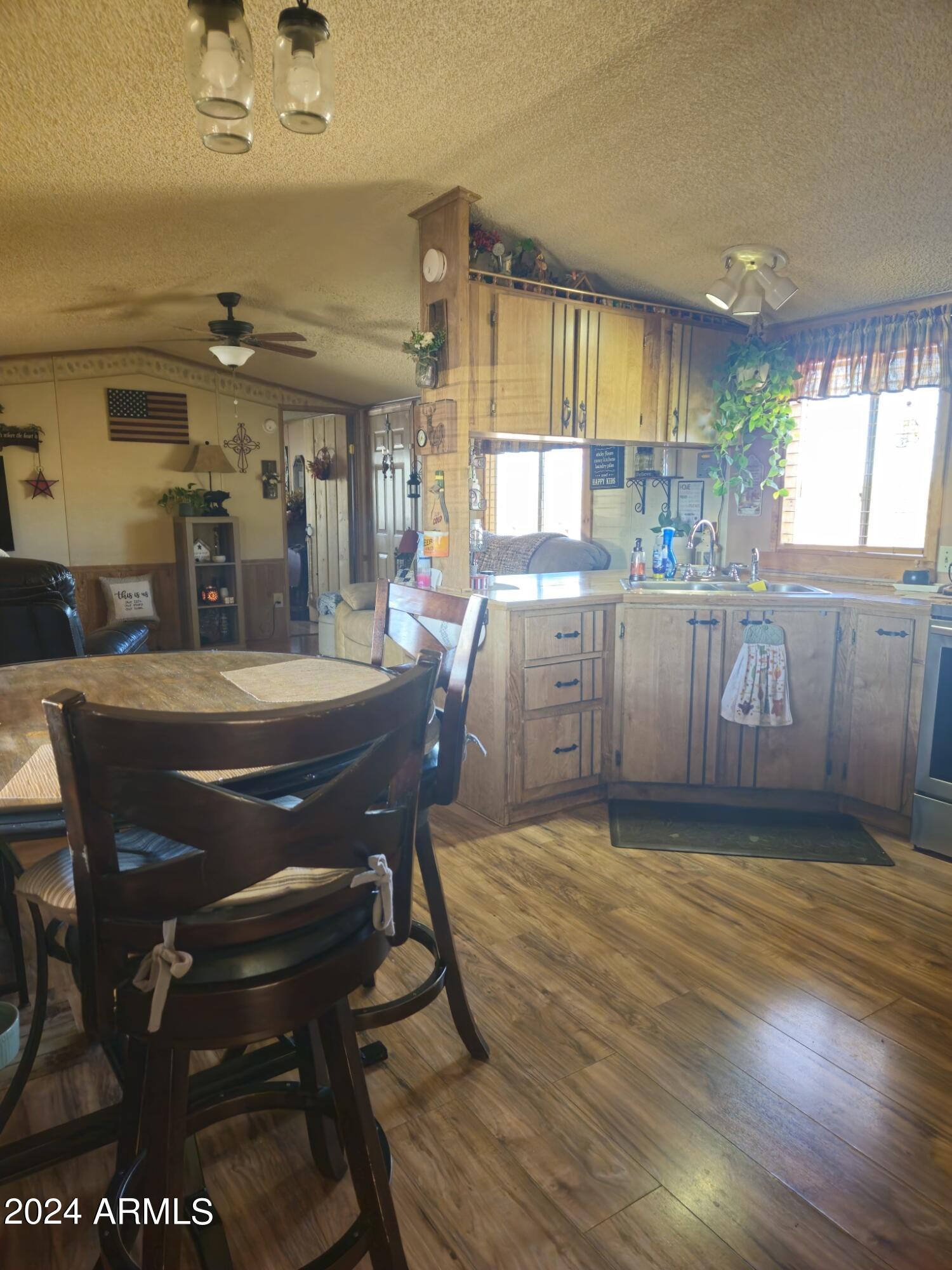 Kitchen-Eat In area