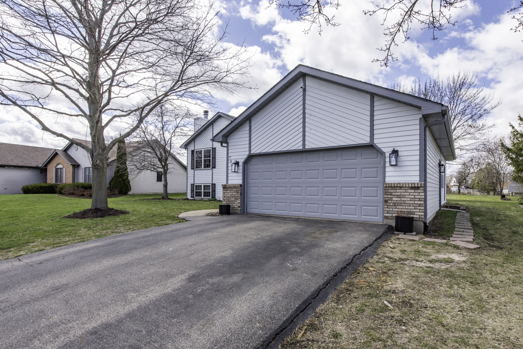 706 Roberts Road Winthrop Harbor, IL 60096 - Photo 3 of 29
