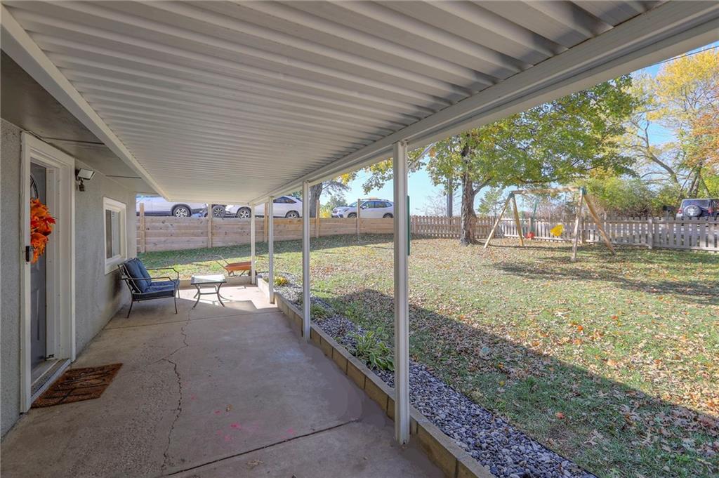 915 Dickinson Road Independence, MO 64050 - Photo 3 of 33