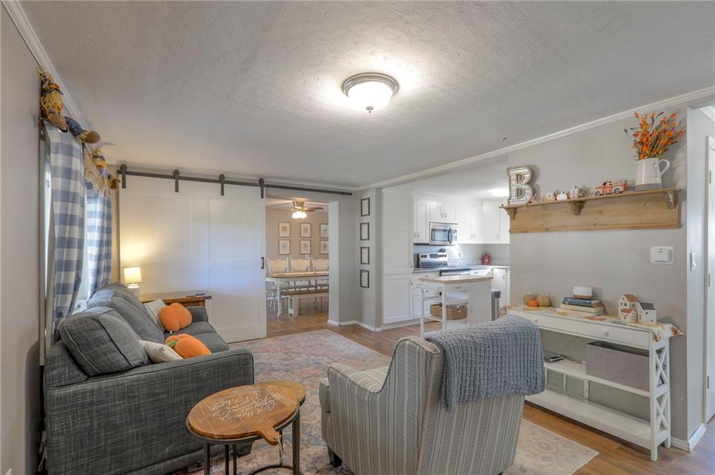 915 Dickinson Road Independence, MO 64050 - Photo 4 of 33