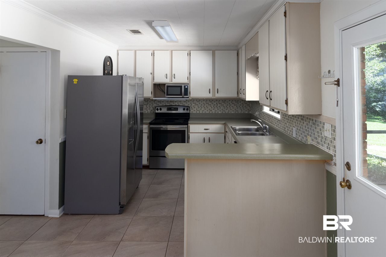 10096 Pineview Drive Foley, AL 36535 - Photo 5 of 10 Kitchen