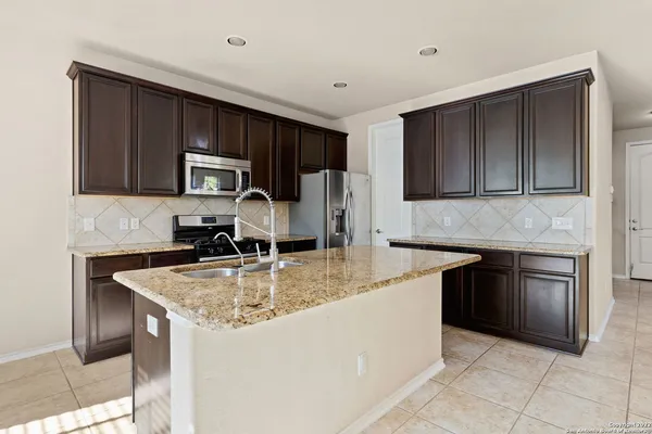 $2,750 | 17811 Camino Grande, San Antonio, TX 78257