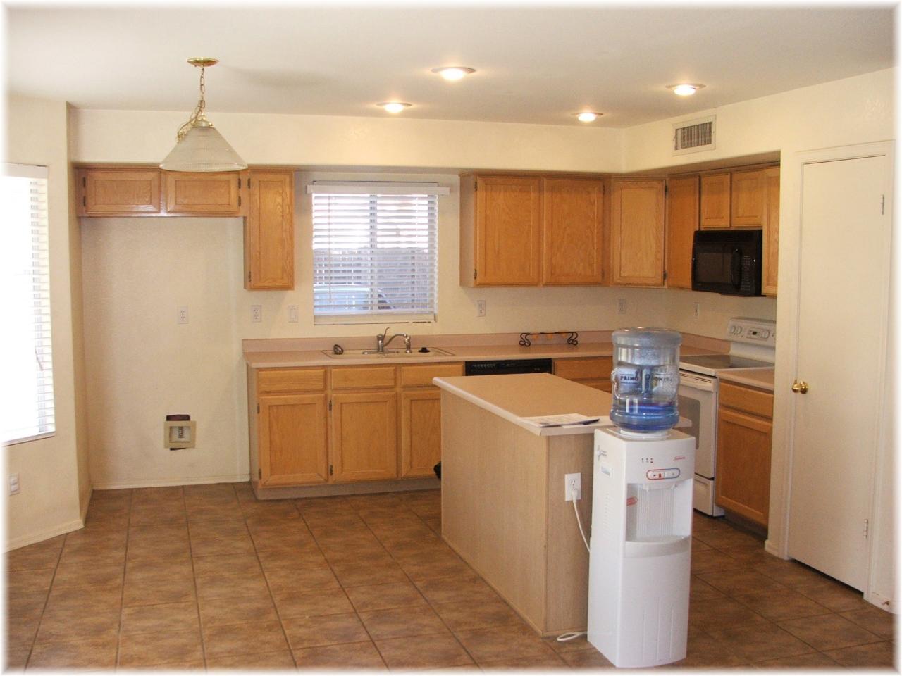 1654 West Boston Street Chandler, AZ 85224 - Photo 5 of 13 Kitchen with island