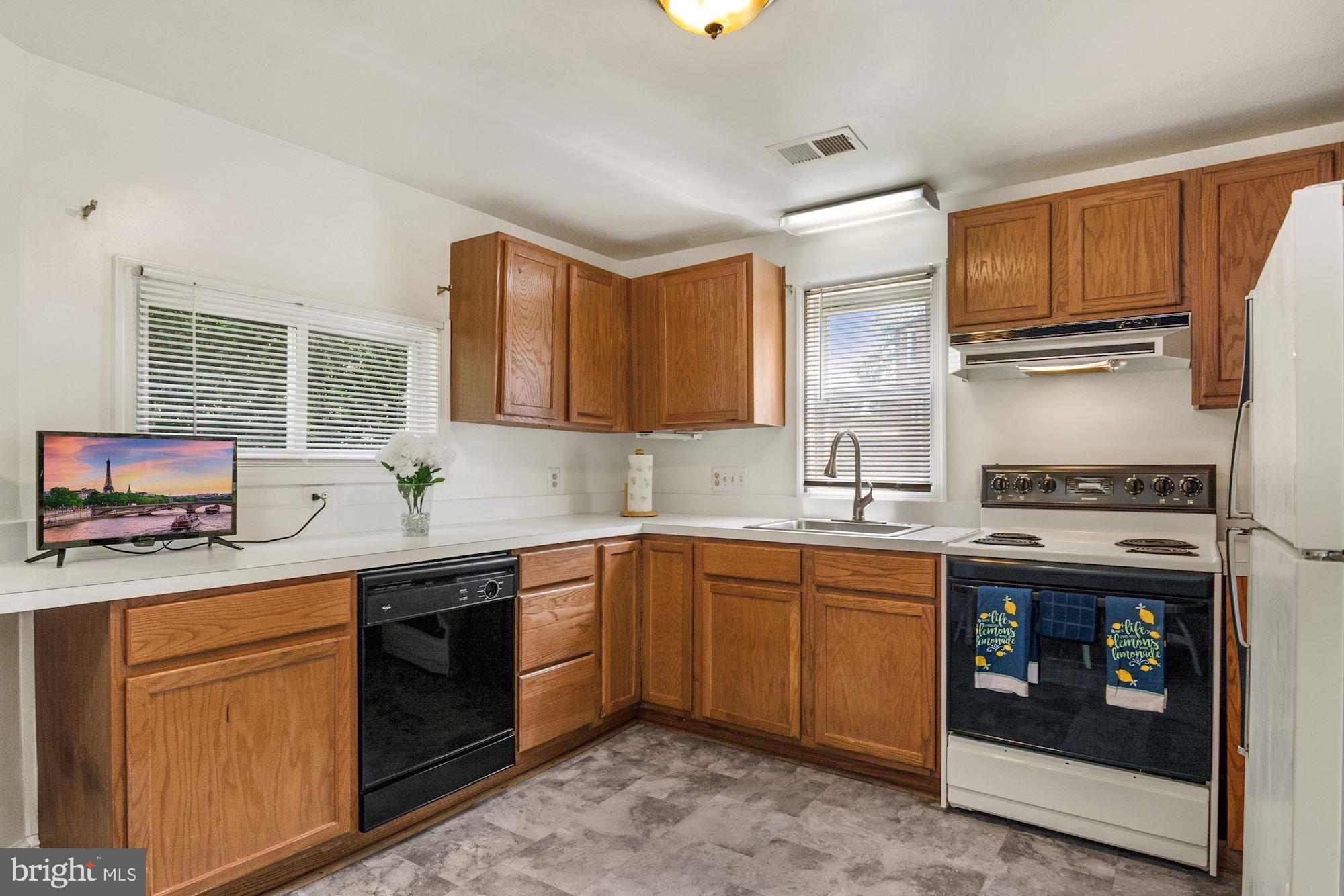303 East Glebe Road Alexandria, VA 22305 - Photo 11 of 38 Kitchen