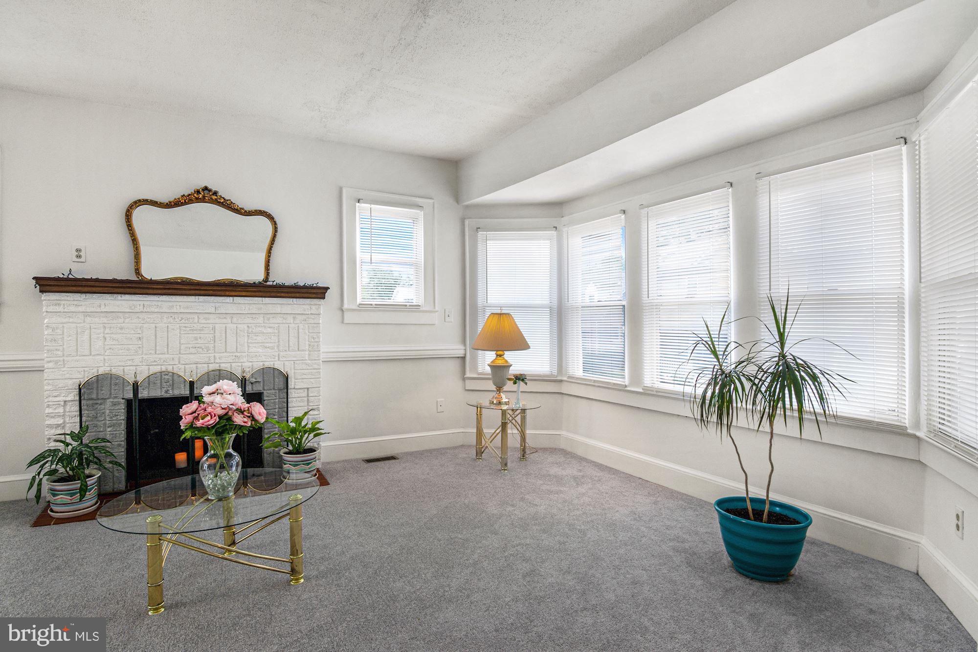 303 East Glebe Road Alexandria, VA 22305 - Photo 3 of 38 Living Room w Bay Window