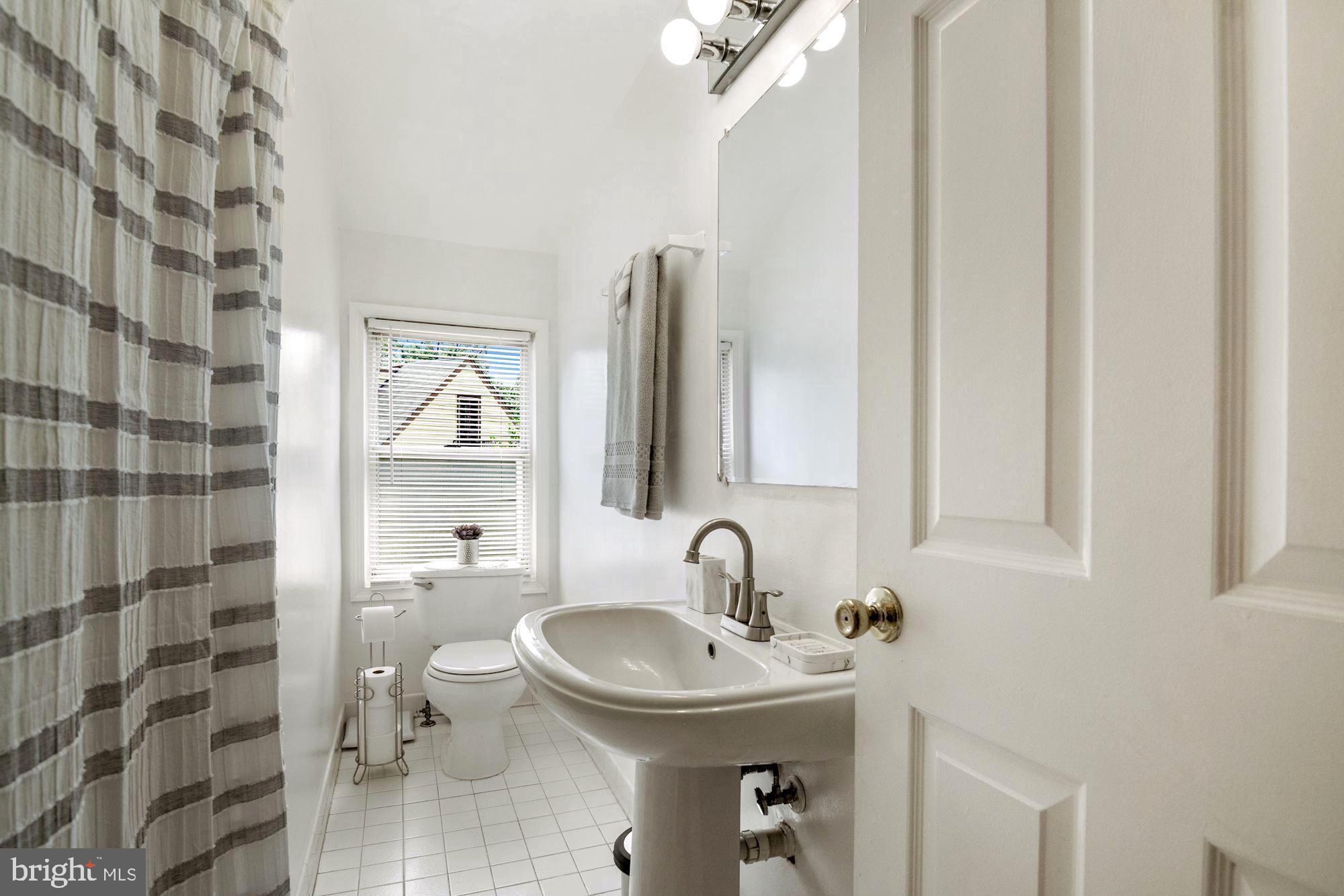 303 East Glebe Road Alexandria, VA 22305 - Photo 22 of 38 Full Bathroom