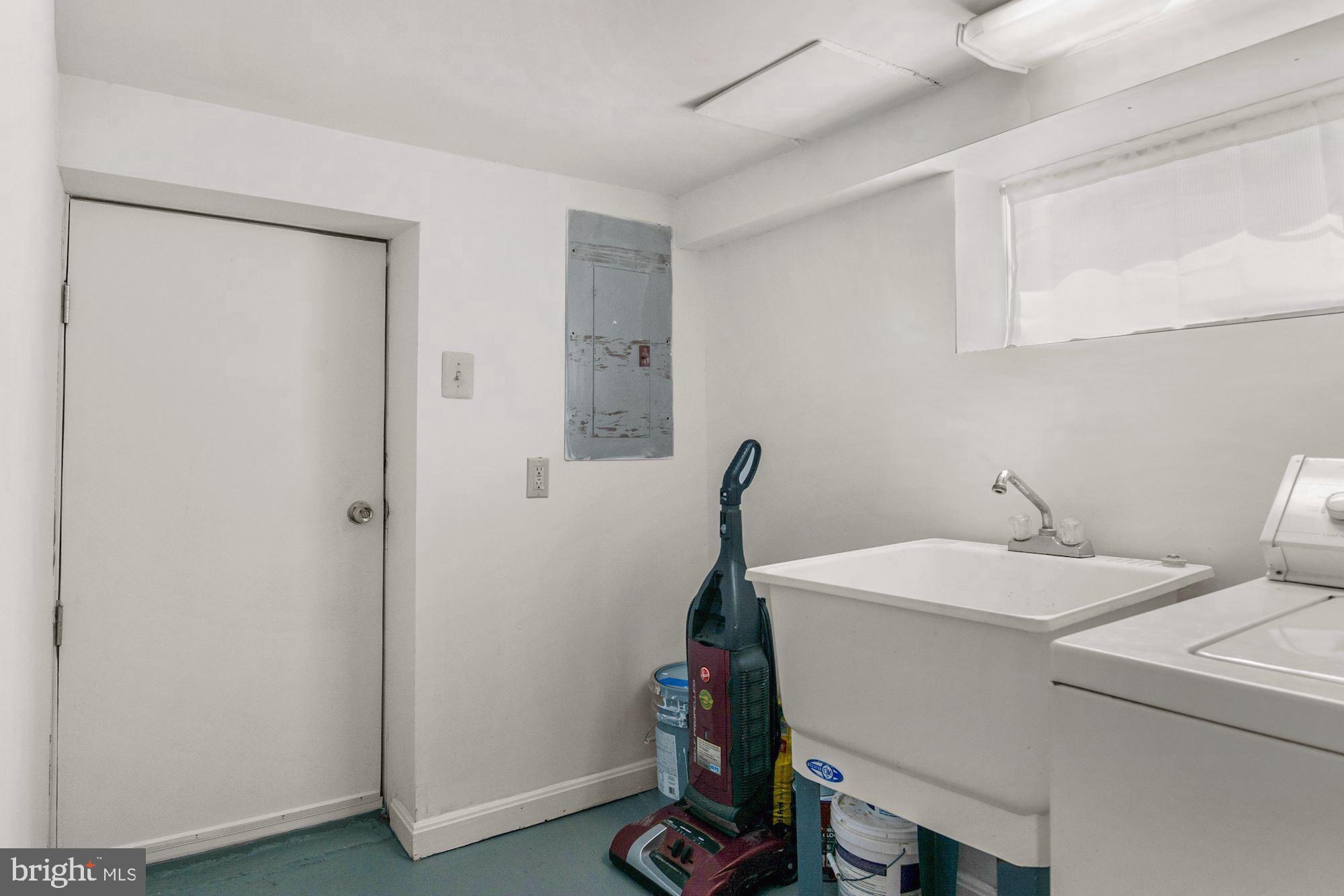303 East Glebe Road Alexandria, VA 22305 - Photo 31 of 38 Laundry room