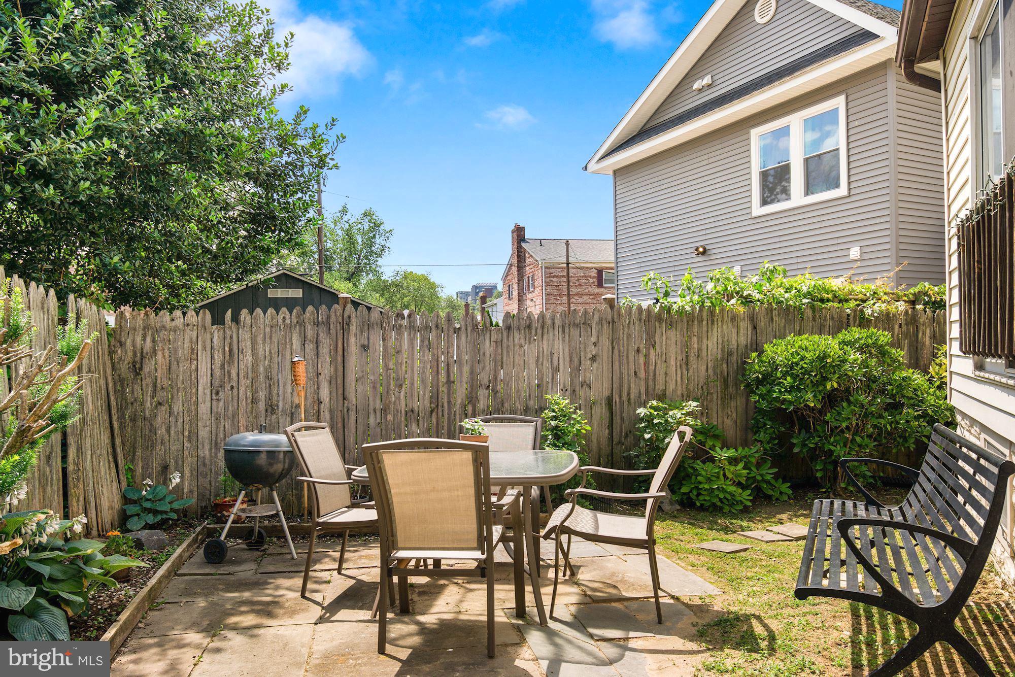 303 East Glebe Road Alexandria, VA 22305 - Photo 35 of 38 Enjoy grilling with the family and friends!
