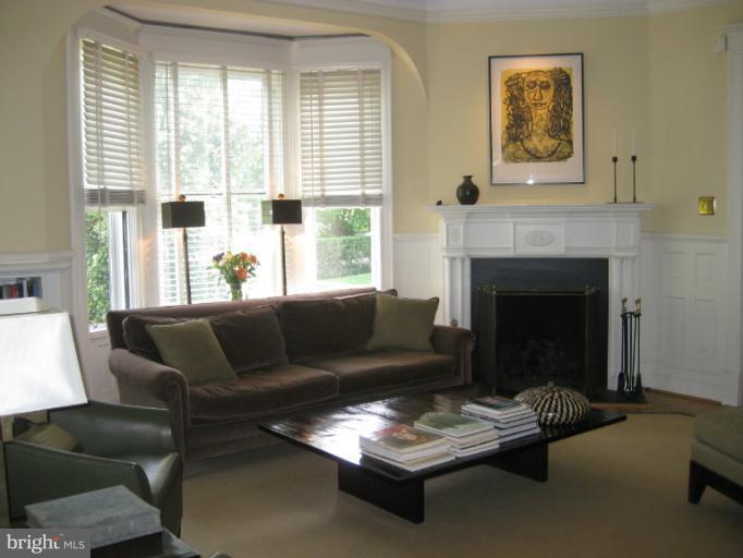 401 Woodlawn Road Baltimore, MD 21210 - Photo 13 of 29 Living Room