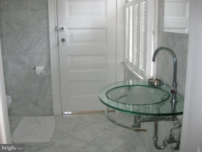 401 Woodlawn Road Baltimore, MD 21210 - Photo 20 of 29 Bath (Master)