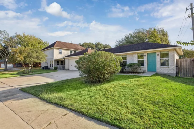 $498,000 | 702 Huntercrest Drive, El Lago, TX 77586