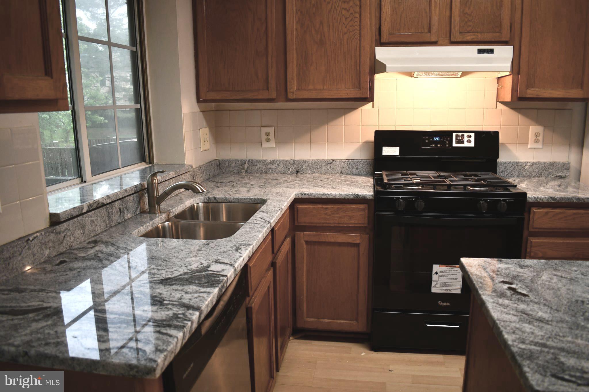 14721 Basingstoke Loop Centreville, VA 20120 - Photo 3 of 17 New Granite Countertops