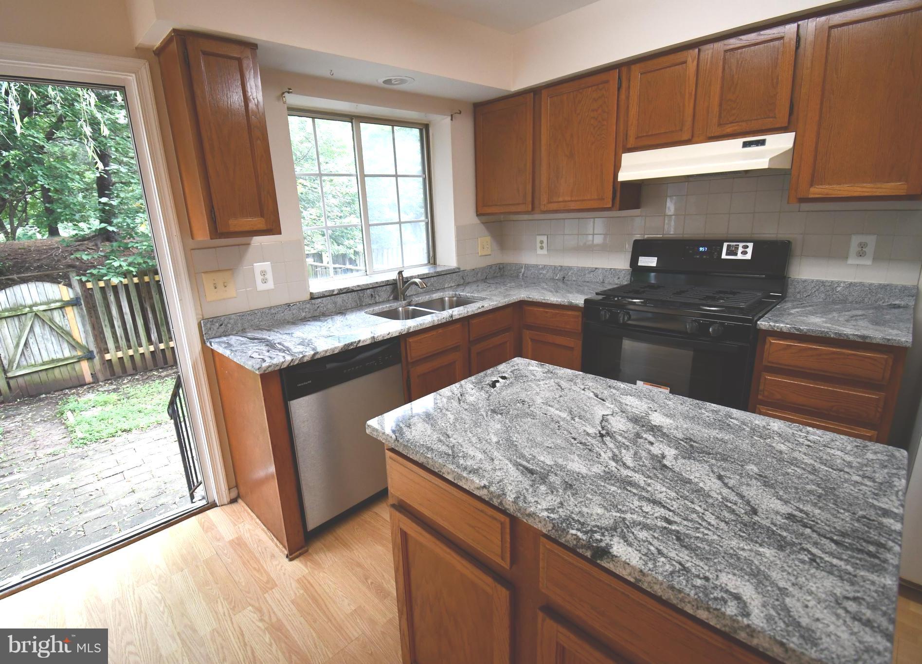 14721 Basingstoke Loop Centreville, VA 20120 - Photo 4 of 17 Kitchen