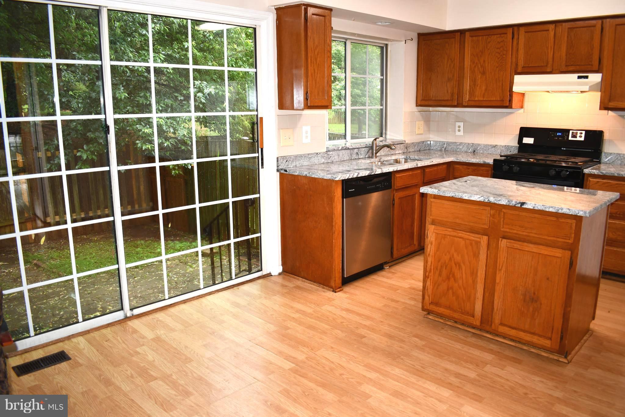 14721 Basingstoke Loop Centreville, VA 20120 - Photo 5 of 17 Kitchen opens to Eat-In Area