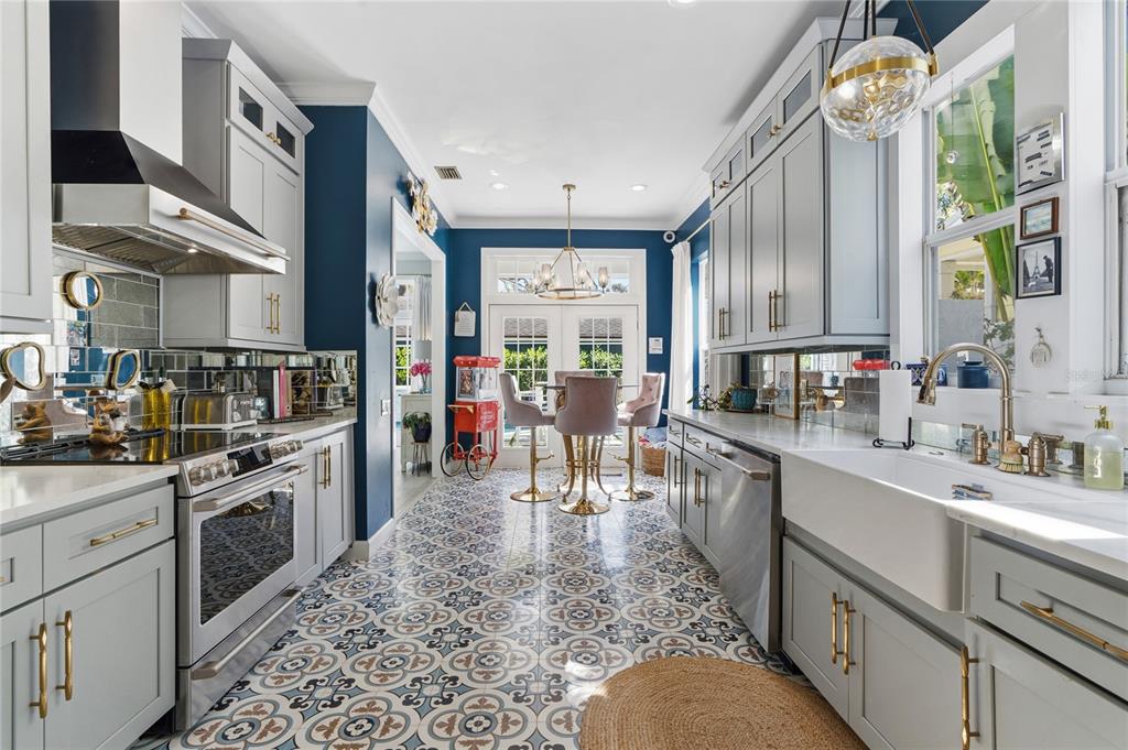 824 South Rome Avenue Tampa, FL 33606 - Photo 20 of 45 a large kitchen with lots of counter top space and stainless steel appliances