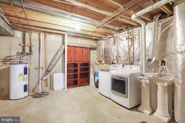 a view of a storage & utility room with washer and dryer