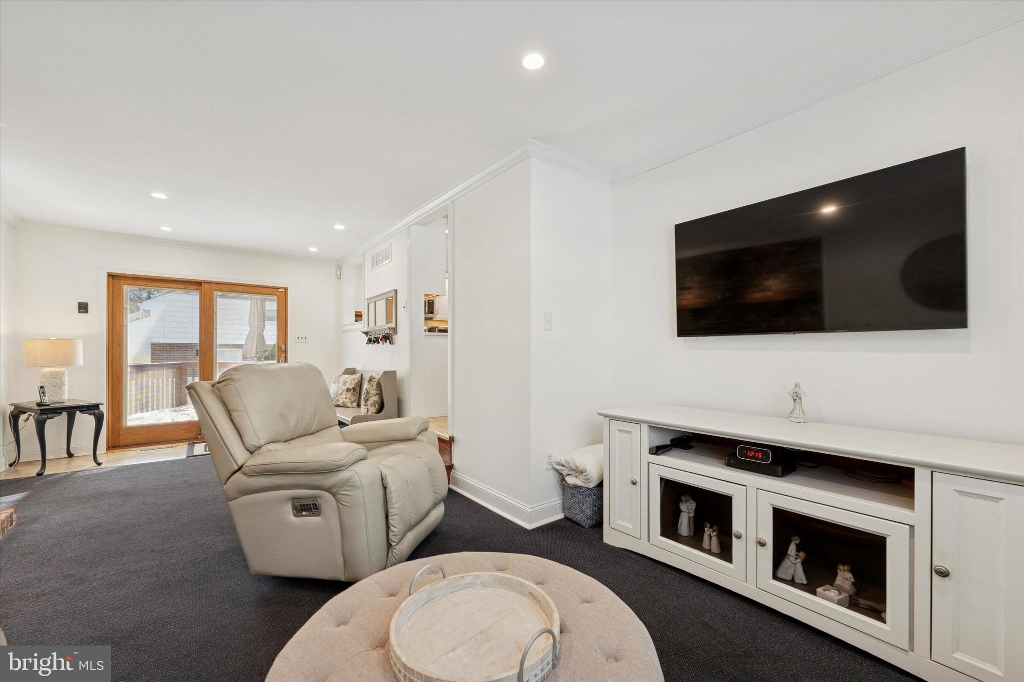 147 Snyder Lane Springfield, PA 19064 - Photo 11 of 42 Tiled entryway with new slider to deck.