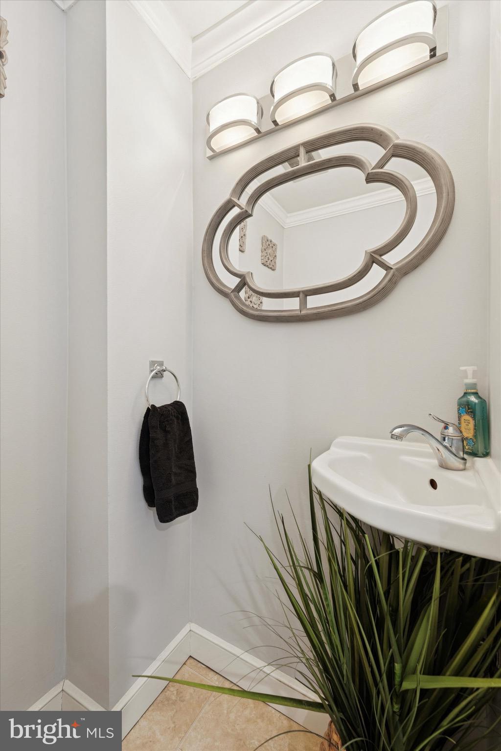 147 Snyder Lane Springfield, PA 19064 - Photo 12 of 42 First floor half bath