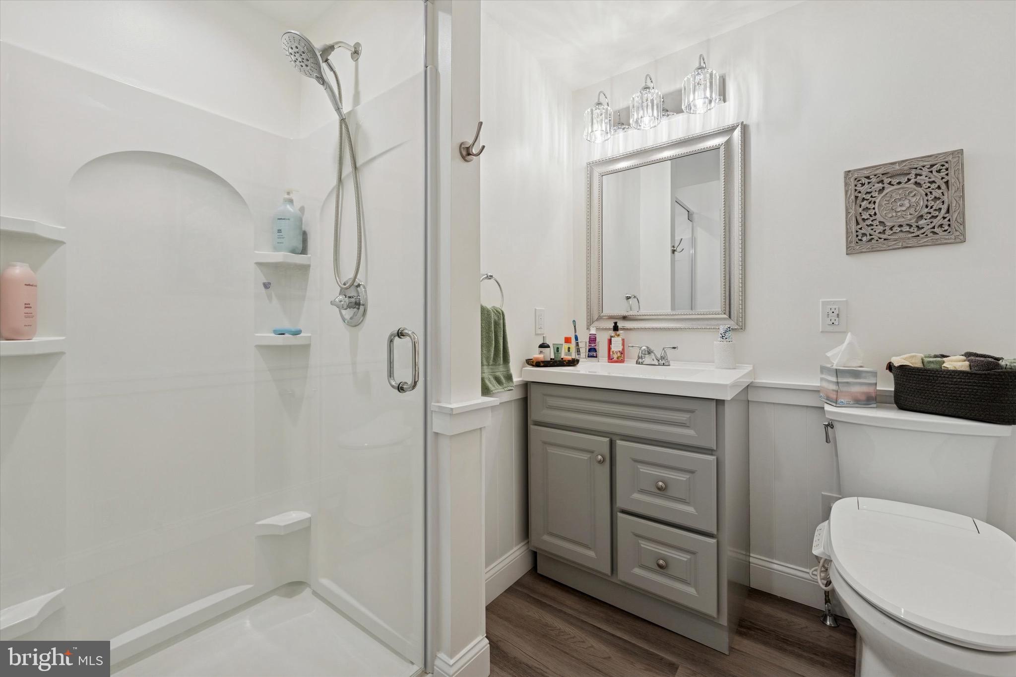 147 Snyder Lane Springfield, PA 19064 - Photo 21 of 42 Third full bath shared by bedrooms 4 and 5