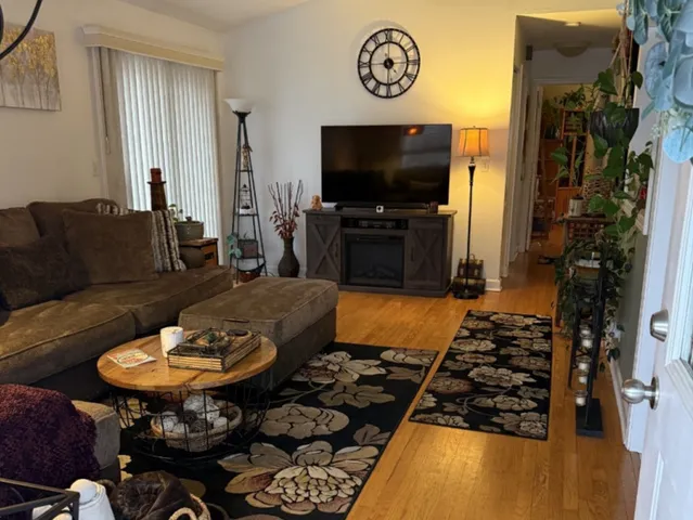 $415,000 | 352 Danbury Drive, Naperville, IL 60565