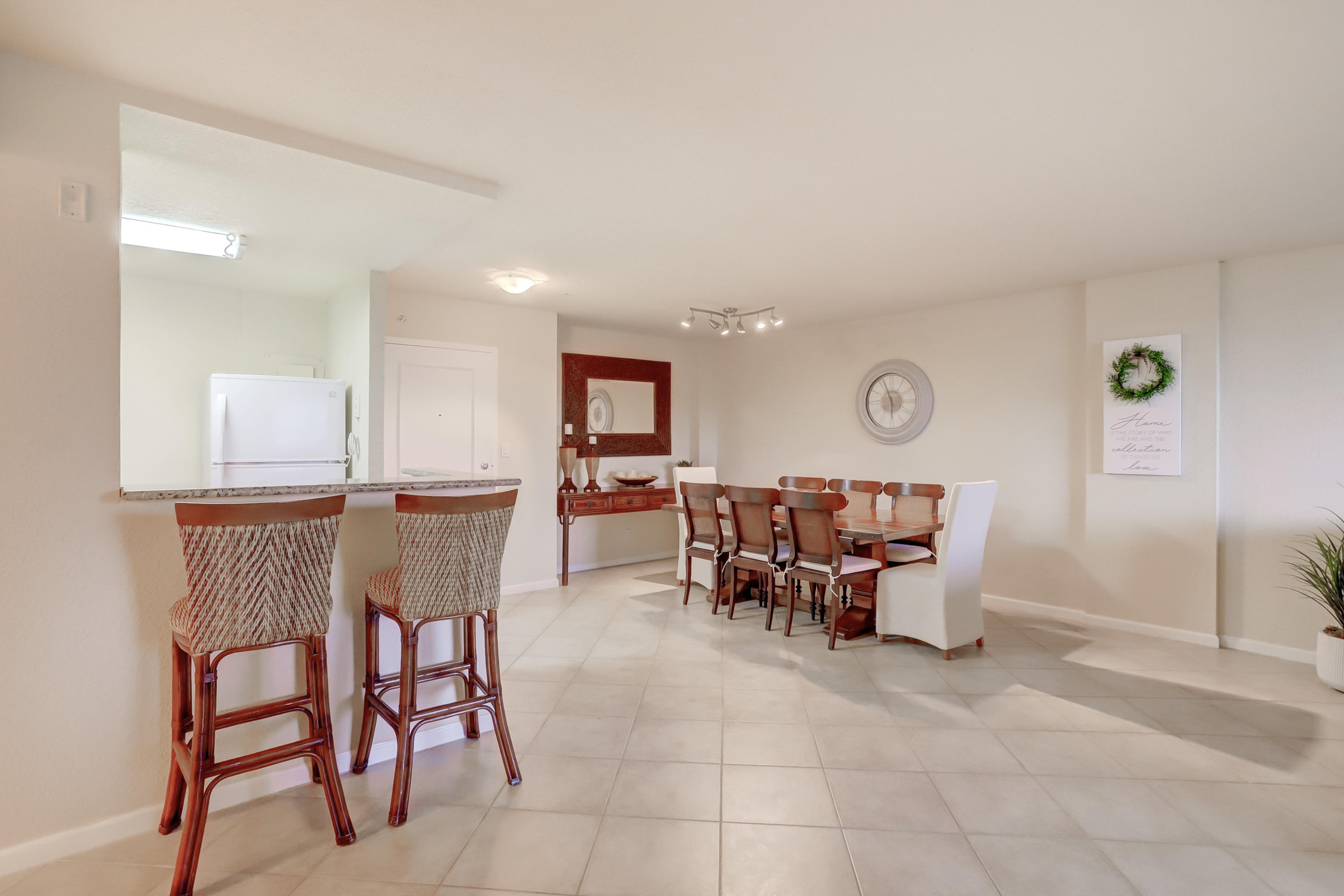 1000 Spanish River Road, Unit 4J Boca Raton, FL 33432 - Photo 4 of 14 Scaffidi-kitchen stools and dining area