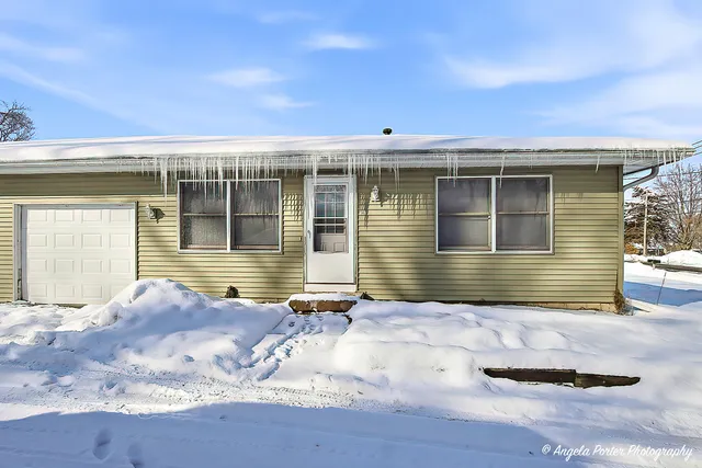 $1,600 | 829 Washington Street, Unit 1, Woodstock, IL 60098