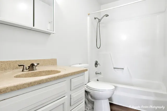 $1,600 | 829 Washington Street, Unit 1, Woodstock, IL 60098