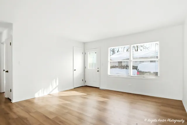 $1,600 | 829 Washington Street, Unit 1, Woodstock, IL 60098