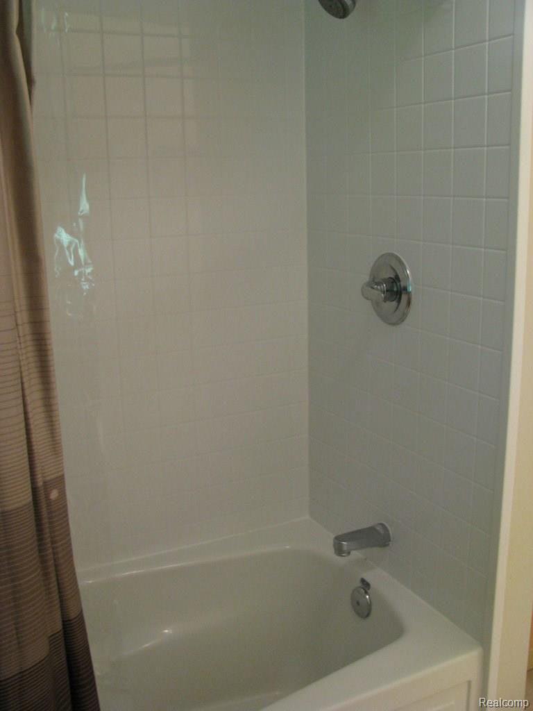 22151 Otter Road New Boston, MI 48164 - Photo 10 of 61 IMG_9555.jpg