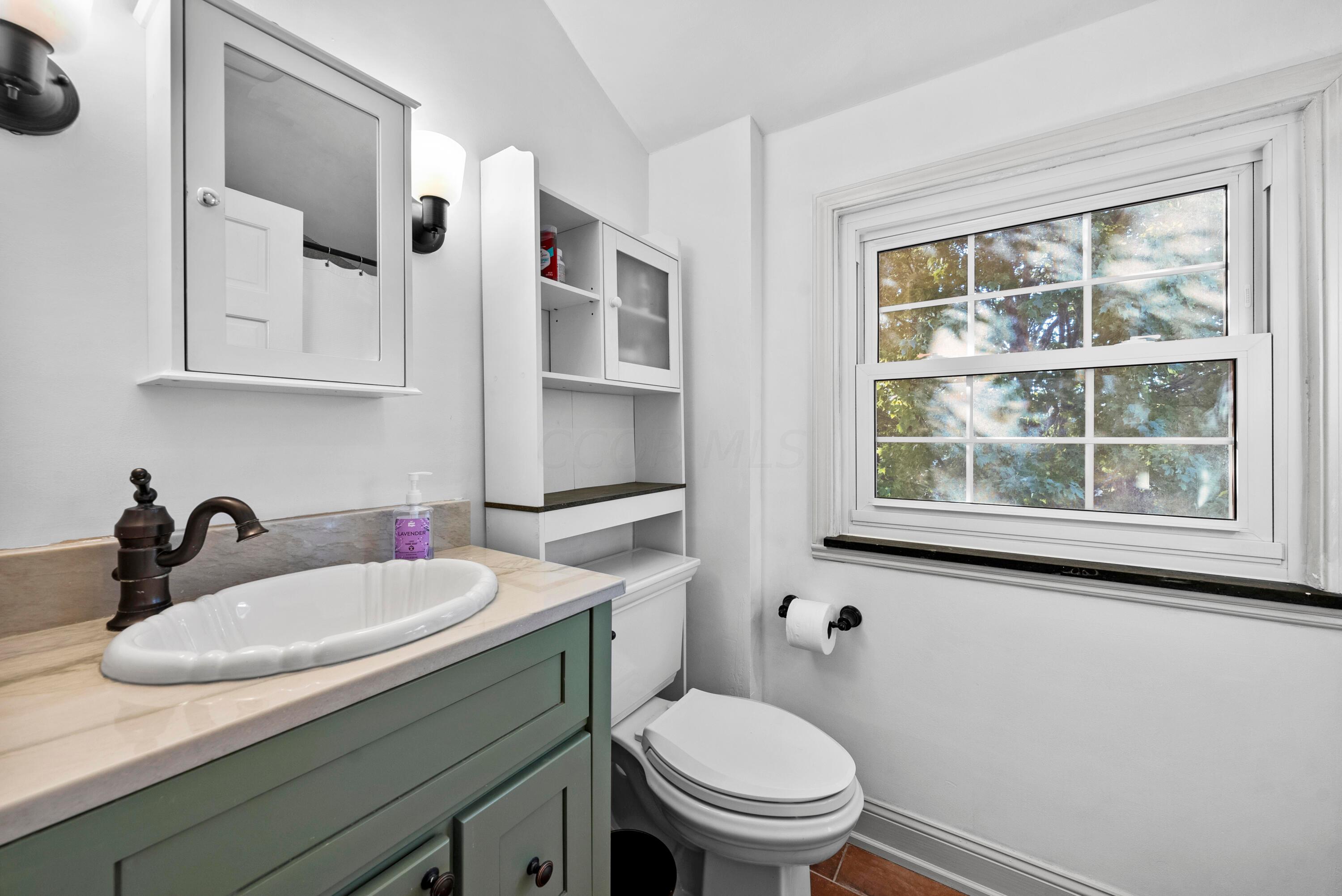 2561 Chester Road Upper Arlington, OH 43221 - Photo 25 of 38 Second Floor - Full Bathroom