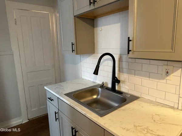 $900 | 1213 State Street, Unit 2, Schenectady, NY 12304