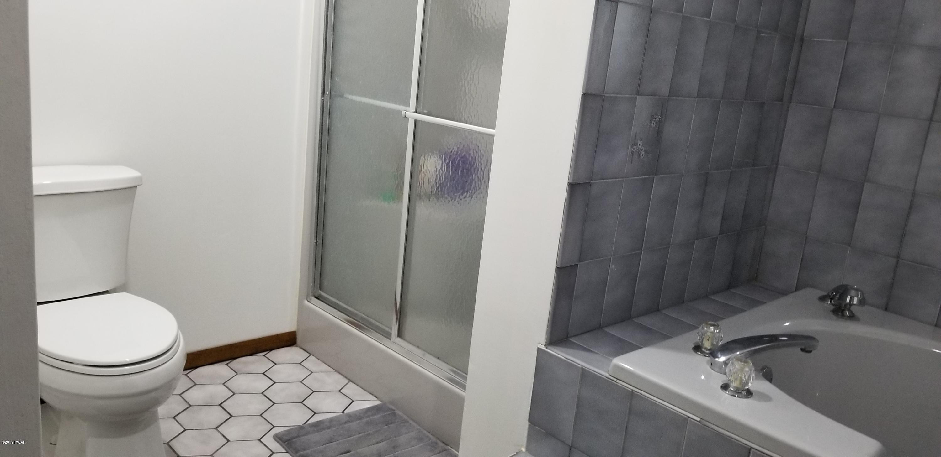 110 Ritz Drive Dingmans Ferry, PA 18328 - Photo 7 of 21 6. Master Shower