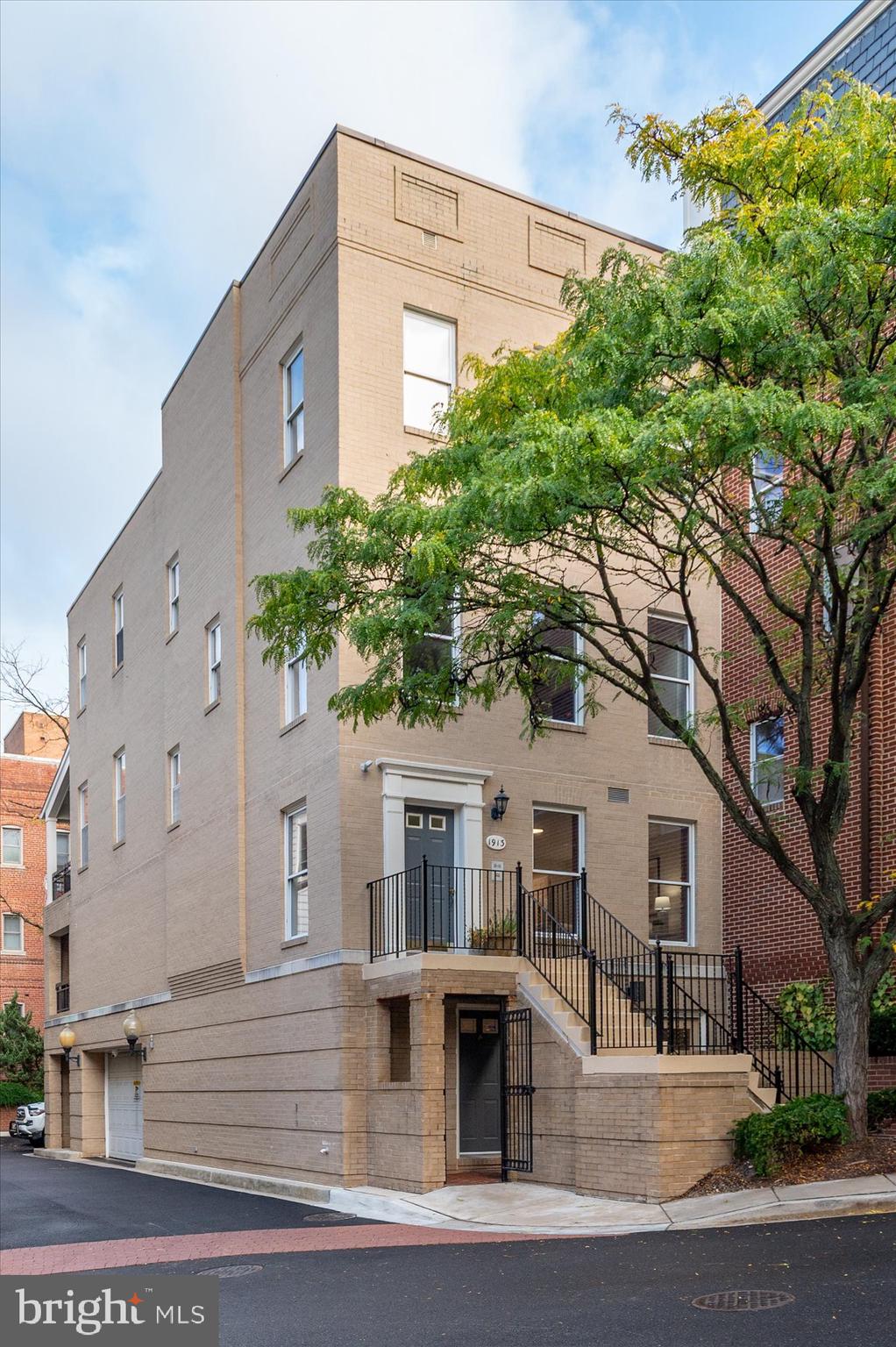 1913 Kalorama Place Northwest, Unit 13 Washington, DC 20009 - Photo 28 of 33 a front view of a building with garden