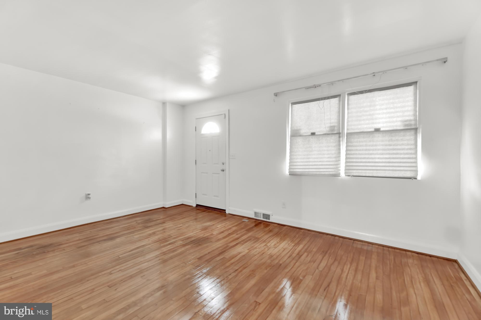 1827 Swansea Road Baltimore, MD 21239 - Photo 4 of 25 Living Room