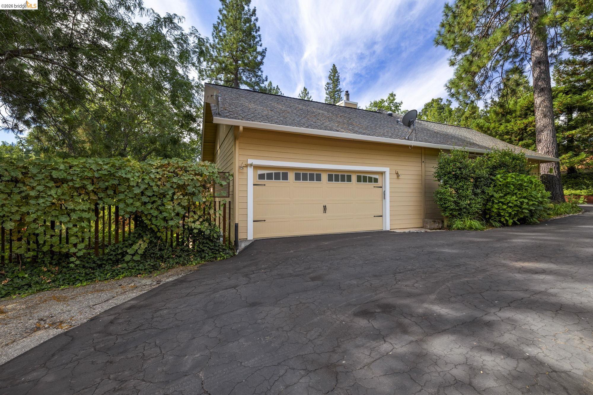 20581 Gerber Road Tuolumne, CA 95379 - Photo 35 of 60 Garage with asphalt driveway