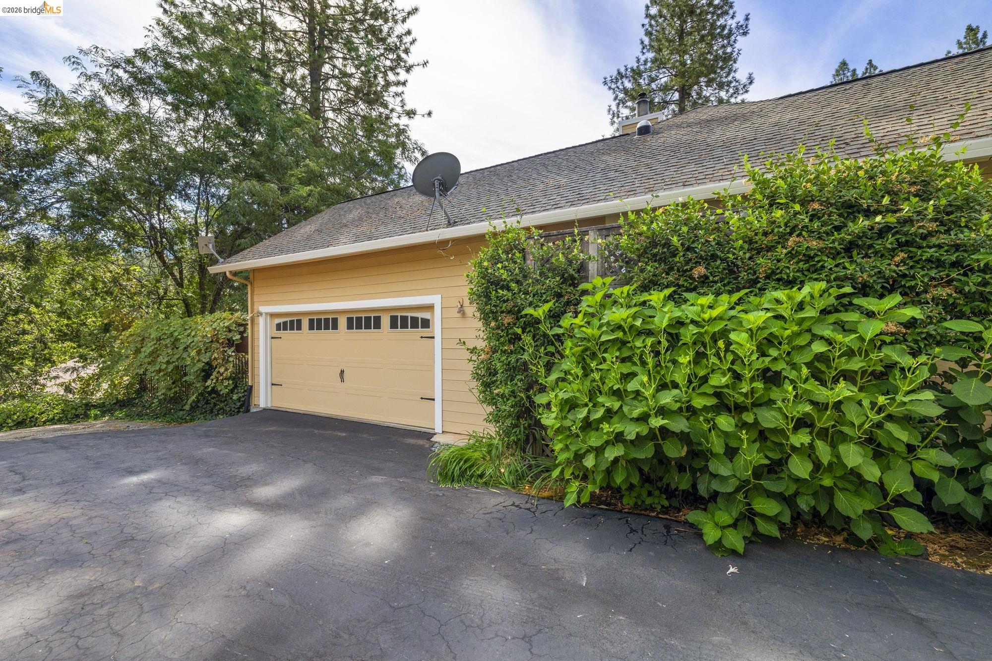 20581 Gerber Road Tuolumne, CA 95379 - Photo 36 of 60 View of garage