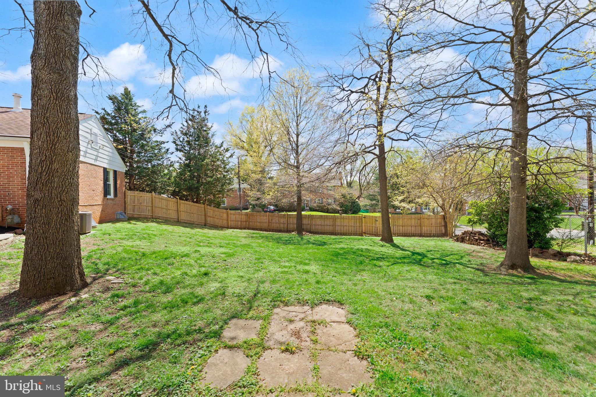 8501 Aqueduct Road Potomac, MD 20854 - Photo 49 of 54 a backyard of a house with lots of green space