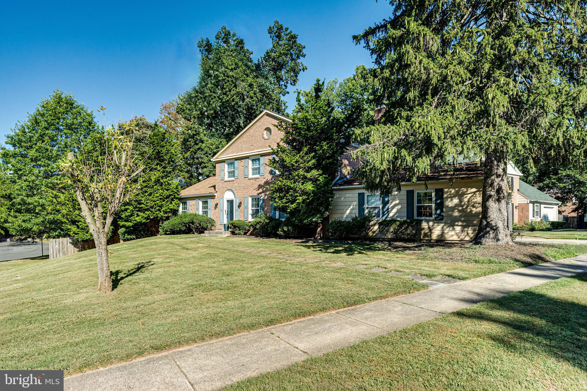 8501 Aqueduct Road Potomac, MD 20854 - Photo 5 of 75 a view of a house with a yard