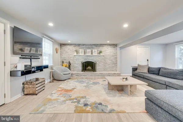 $1,000,000 | 8501 Aqueduct Road, Potomac, MD 20854