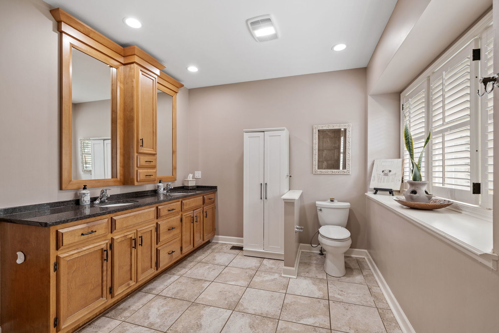 55 Chesterfield Court Burr Ridge, IL 60527 - Photo 18 of 34 a bathroom with a double vanity sink a mirror and a toilet