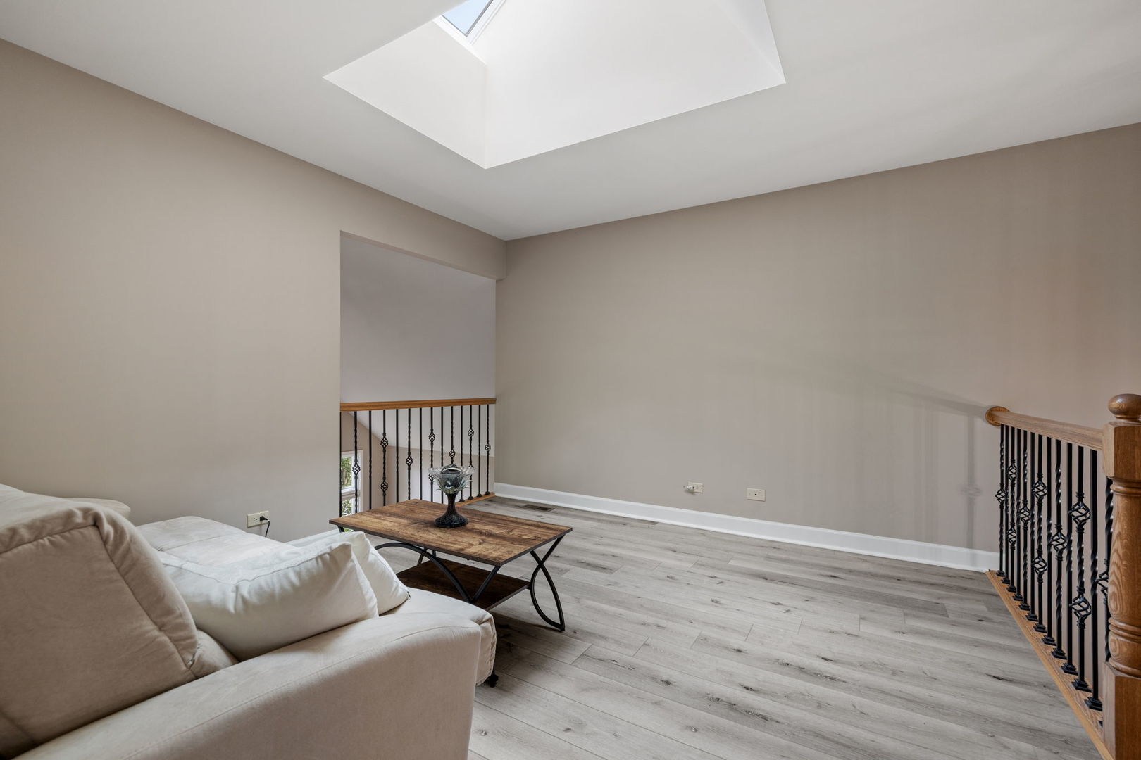 55 Chesterfield Court Burr Ridge, IL 60527 - Photo 21 of 34 a living room with furniture and a wooden floor