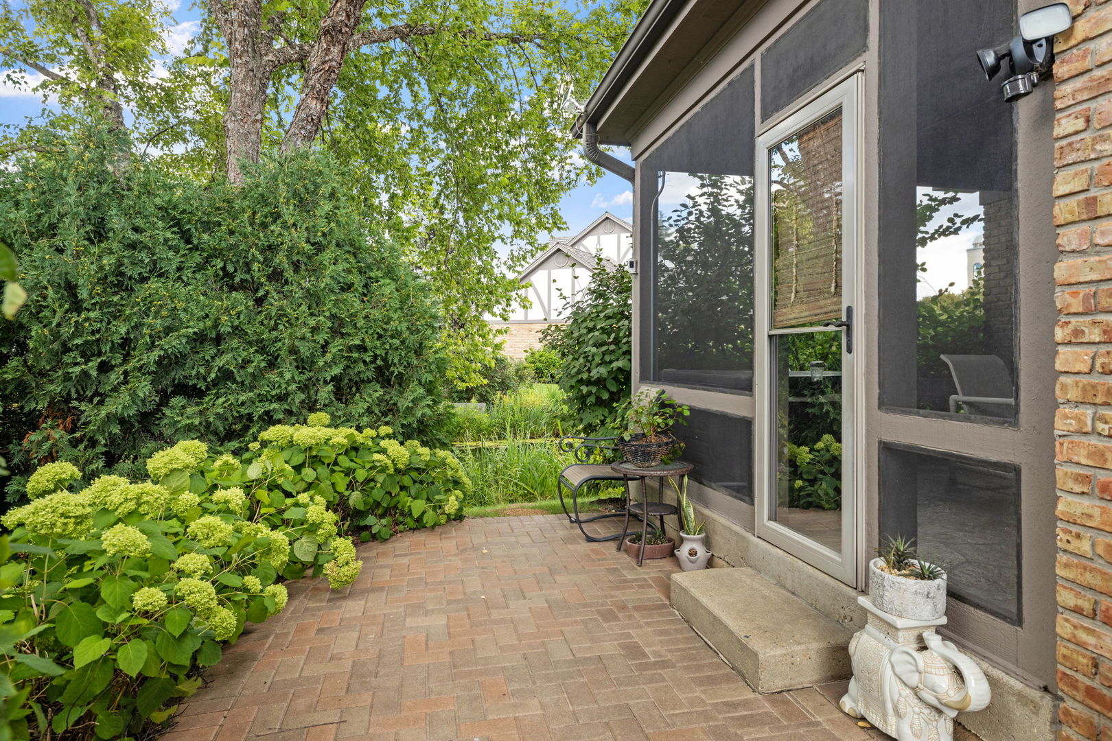 55 Chesterfield Court Burr Ridge, IL 60527 - Photo 29 of 34 a garden view with a seating space