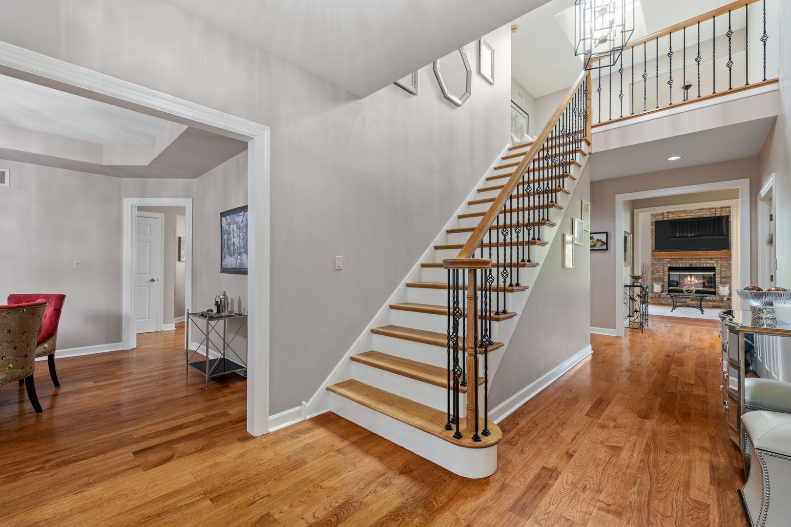 55 Chesterfield Court Burr Ridge, IL 60527 - Photo 4 of 34 a view of a hallway with wooden floor and staircase