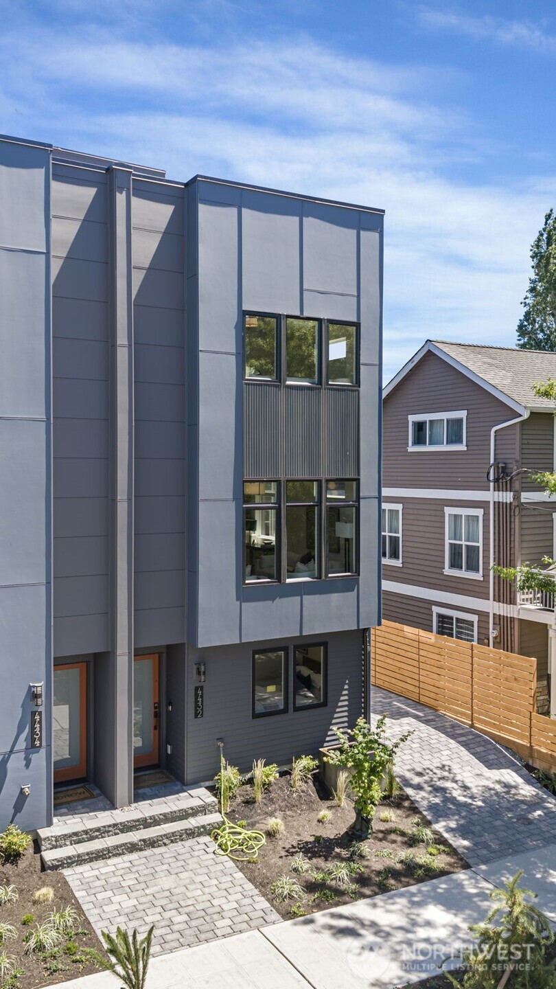 4432 Dayton Avenue North Seattle, WA 98103 - Photo 3 of 38