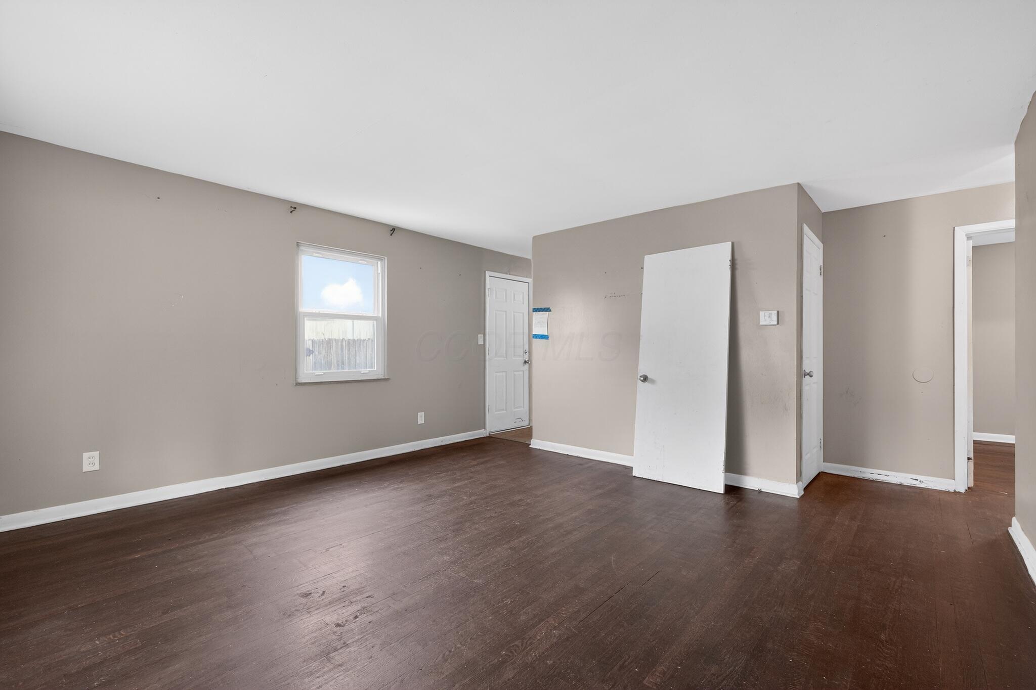 806 South Hampton Road Columbus, OH 43227 - Photo 9 of 30 09_806_S_Hampton_Rd-Living_room-on-5
