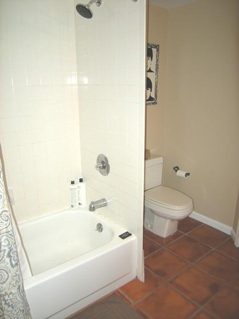 199 14th Street Northeast, Unit 510 Atlanta, GA 30309 - Photo 9 of 21 a bathroom with a bathtub and a toilet